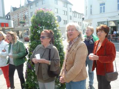 Einweihung der Blumenpyramide in Heiligenhaus. Die Mitglieder der FU singen Frhlingslieder.