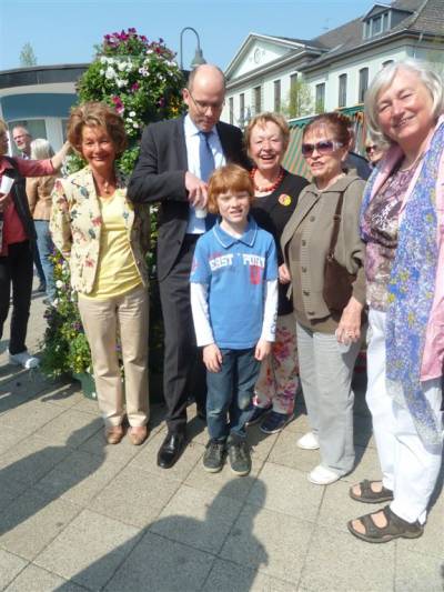 Einweihung der Blumenpyramide durch die FU, MdB Peter Bayer, Uschi Kltzke (Vorsitzende FU-H\'haus)und Monika ten Eicken (Vertretung)