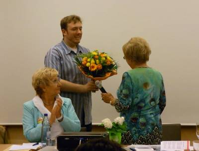Vorstandswahl der FU 18.06.2013 - Patrick Nadolny (Vorsitzender Junge Union) gratuliert Uschi Klützke zur Wahl als Vorstandsvorsitzende der FU Heiligenhaus