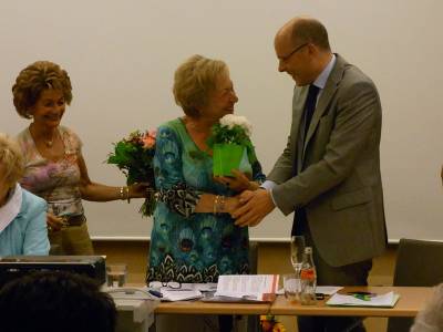 MdB Peter Beyer gratuliert Uschi Kltzke zur Wahl als Vorstand der FU Heiligenhaus. Er hielt eine engagierte Rede zum Wahljahr.