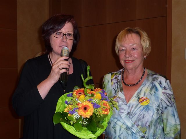 Ingrid Fischbach (links) gratuliert Ursula Klützke zur Wiederwahl